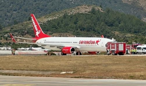 Antalya'da Ön tekeri patlayan uçak gövdesi üzerine indi