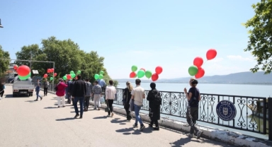 Bağımlılıktan kurtulmayı balon uçurarak kutladılar