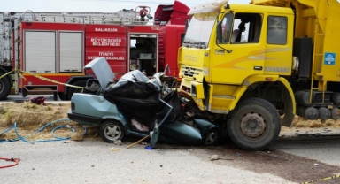 Balıkesir'de feci kaza:3 ölü