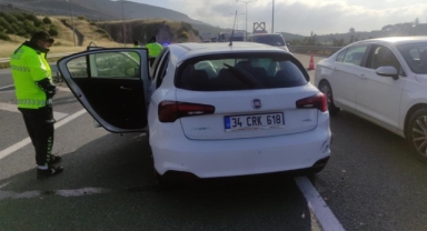 Bariyerlere çarpan otomobilin motoru parçalandı