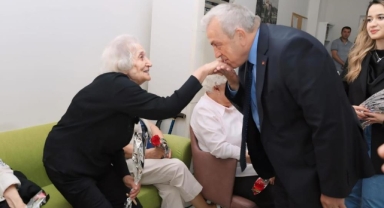 Başkan Özdemir’den huzurevindeki annelere ziyaret