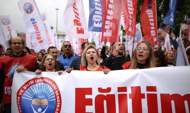 Bursa'da binlerce kişi İl Milli Eğitim Müdürlüğüne yürüdü
