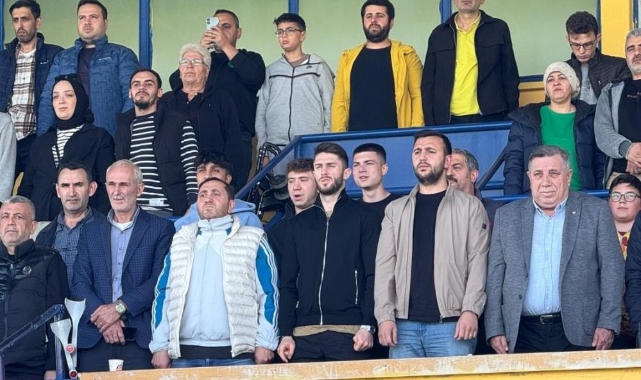Fenerbahçeli futbolcu İznik'te maçı koltuk değnekleriyle izledi