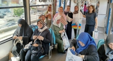 Gazze için metroda örgü örerek yolculuk yaptılar