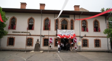 Geleneksel toplantıda, öğrenciler geçmişi andı