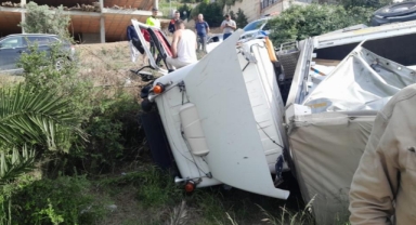 Gemlik'te devrilen tır, trafiği kapattı