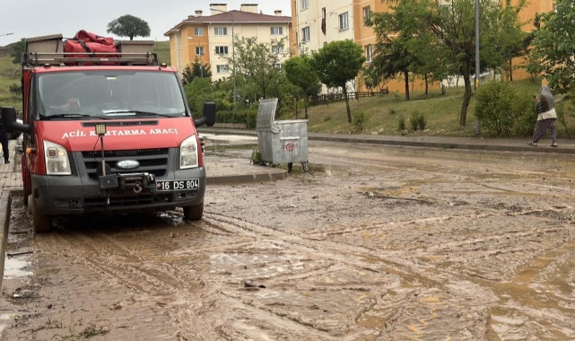 Gürsu'da sağanak yağış hayatı felç etti