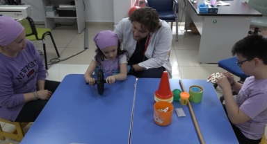Hasta ikizleri için 10 yıldır herşey'den vazgeçti