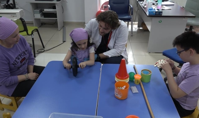 Hasta ikizleri için 10 yıldır herşey'den vazgeçti