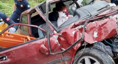 İki otomobil çarpıştı, biri dereye uçtu: 8 yaralı