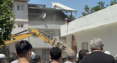 Kaçak yapıları yıkılmasın diye çatıya çıktılar