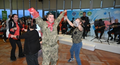 Kınalı kuzular için asker eğlencesi