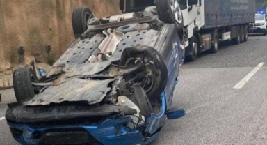 Lastiği patlayan cip duvara çarpıp takla attı
