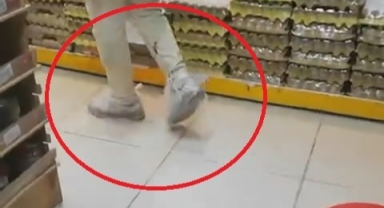 'Market kirlenmesin' diye ayaklarına poşet giydi