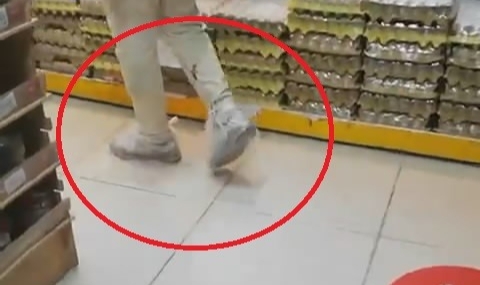 'Market kirlenmesin' diye ayaklarına poşet giydi