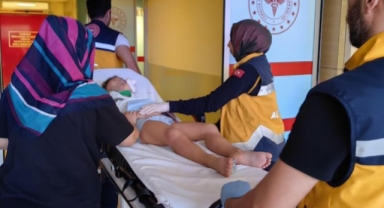 Merdiven boşluğuna düşen çocuk ağır yaralandı