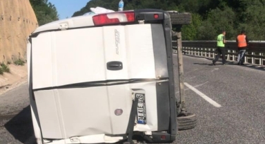 Minibüste sıkışan sürücü AFAD yardımıyla çıkarıldı