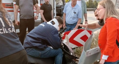 Motosiklet bariyerlere saplandı, sürücü sıkıştı