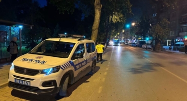 Motosiklet yayaya çarptı: 2 kişi yaralandı