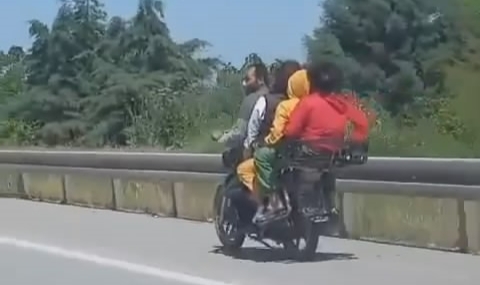 Motosiklete 4 kişi bindiler, kilometrelerce ilerlediler