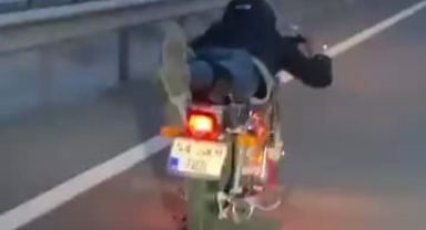 Motosikletini yatarak kullanıp tehlike yarattı