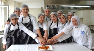 Öğrenciler dikkat çekmek için glütensiz pizza hazırladı