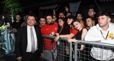 Osmangazi'de gençler Türkçe rapin yıldızlarıyla coştu