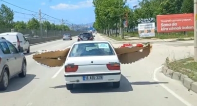 Otomobil ile çelenk taşıdı