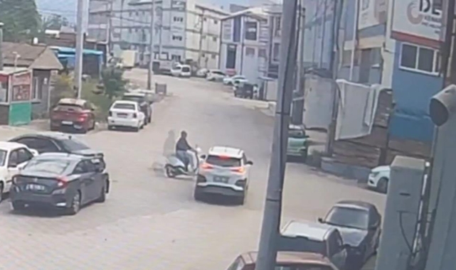 Otomobil ile motosikletin çarpıştığı kaza kamerada
