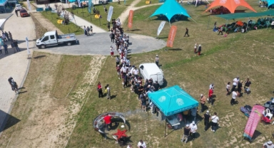Paraşütle atlayan gençlere ay yıldızlı mangalda ikram