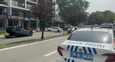 Park halindeki otomobile çarptı, takla attı