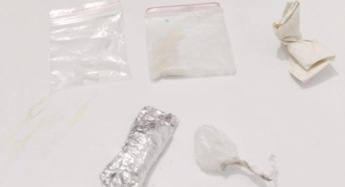 Polis, 2 şüpheliyi uyuşturucu maddeyle yakaladı