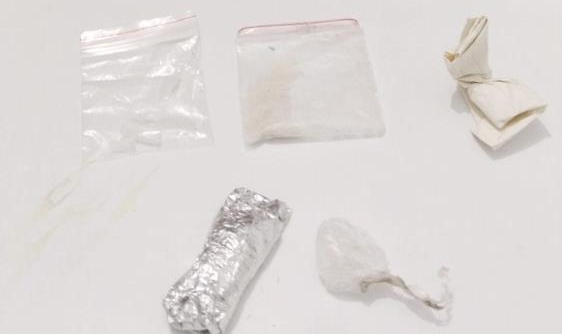 Polis, 2 şüpheliyi uyuşturucu maddeyle yakaladı