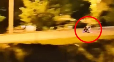 Polis ile motosiklet kovalamacası kamerada