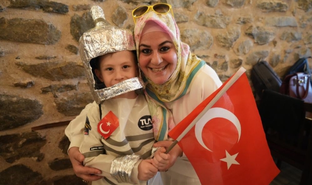 Poşetten kıyafet dikip defile yaptılar
