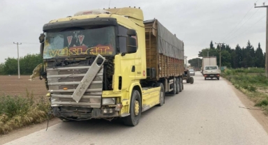 Servis aracı ile tır çarpıştı: 3 yaralı