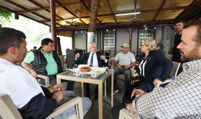Simitler Başkan’dan çaylar vatandaştan