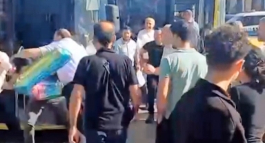 Şoförler yol ortasında birbirlerine girdi