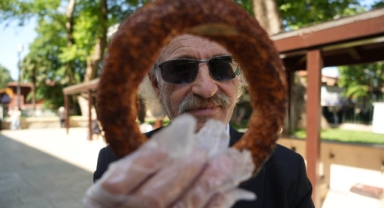 Takım elbiseli seyyar simitçi