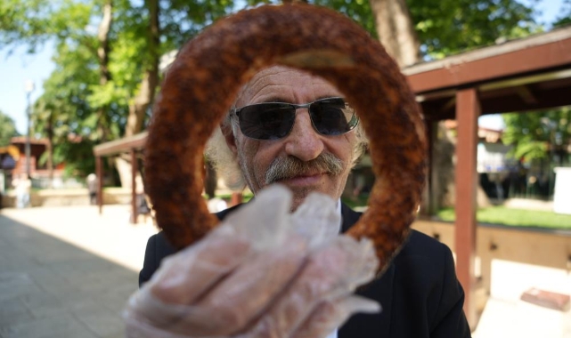 Takım elbiseli seyyar simitçi