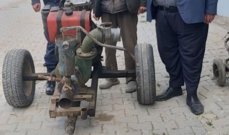 Tarladan su motoru çalan hırsızlar yakalandı
