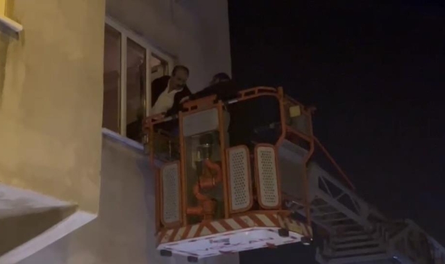 Tartıştığı ailesini bıçakla rehin aldı