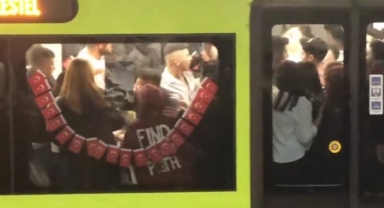 Tıka basa dolu metro'da yumruklu kavga