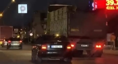Tır makas attı, otomobillere yol vermedi