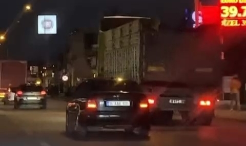 Tır makas attı, otomobillere yol vermedi