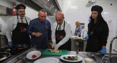 Vali Demirtaş önlüğü giydi tezgahın başına geçti
