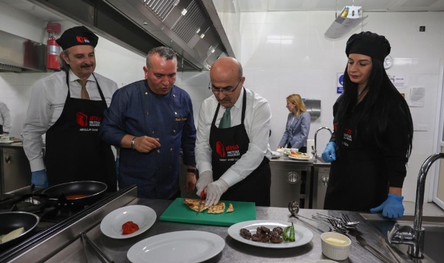 Vali Demirtaş önlüğü giydi tezgahın başına geçti