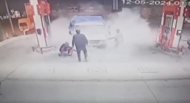 Yakıt alan araç böyle alev aldı