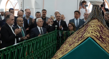 6 asırlık türbenin ‘puşide örtüsü’ yenilendi