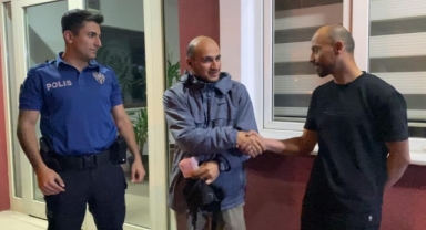 Yolda bulduğu 25 bin lirayı sahibine teslim etti